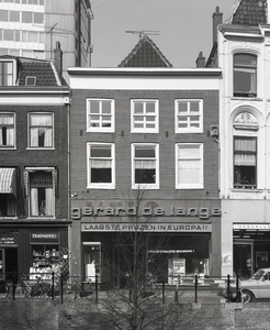67054 Gezicht op de voorgevel van het huis Oudegracht 142 te Utrecht.